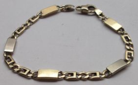 A hallmarked 9ct Gold Curved and Rectangular Link Bracelet (catch defective), 21cm long and weighing