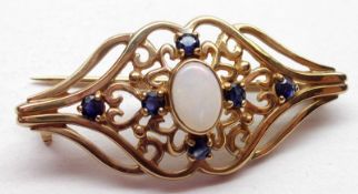 A hallmarked 9ct Gold Openwork Bar Brooch in Victorian style, the latticework centre set with a