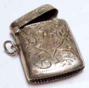 A small George V Vesta of shaped rectangular design, foliate engraved, initialled “H” and dated “