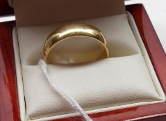 A Gents hallmarked 18ct Gold Wedding Ring, weighing approximately 5gm