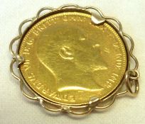 An Edward VII Gold Sovereign dated 1909 within a hallmarked 9ct Gold Pendant Holder with wavy edge.