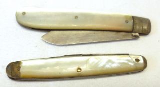 A Folding Fruit Knife with Silver blade and Mother of Pearl case, 4 ½” long, Sheffield 1923;