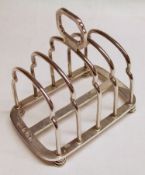 A small George V Toast Rack of shaped rectangular form, five graduated and shaped hooped bars,