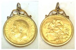 A George V Gold Sovereign dated 1914 within a hallmarked 9ct Plain Pendant Holder.