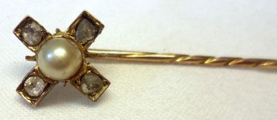 A Victorian Gold Stickpin with ‘X’ shaped finial set with four rough rose cut Diamonds and centre