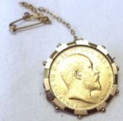 An Edward VII Gold Sovereign within a hallmarked 9ct Gold Brooch Mount.