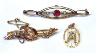 A yellow metal Edwardian Bar Brooch featuring a swallow to the centre and two Seed Pearl mounts