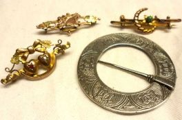 A Mixed Lot of three early 20th Century hallmarked 9ct Gold Bar Brooches with crescent, heart and