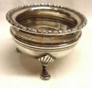 An Edwardian single circular Salt with two raised body bands, beaded rim and supported on three