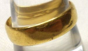 An Edwardian hallmarked 22ct Gold Plain Wedding Band, weighing approximately 4 ½ gm