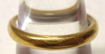 A hallmarked 18ct Gold and Platinum Wedding Ring of plain design, weighing approx 4 ½ gm