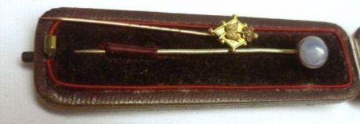 A cased Edwardian 9ct Gold Stick Pin, the diamond-shaped finial with floral mount, hallmarked for