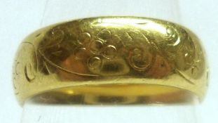 A hallmarked 18ct Gold Engraved Wedding Ring, weighing approximately 6gm