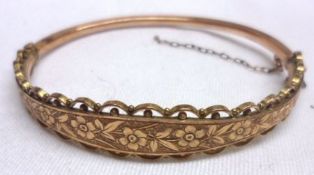 An Edwardian hallmarked 9ct Gold engraved fronted Bangle with filigree edges, minor defects,