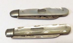 Two George V folding Fruit Knives with hallmarked Silver blades and Mother of Pearl cases, each