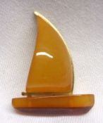 A Middle Eastern yellow metal and amber mounted yacht design Brooch, measuring approximately 30mm