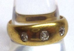 An early 20th Century hallmarked 18ct Gold three rose cut Diamond Ring in gypsy style, hallmarked