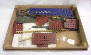 A tray containing a small quantity of pre-war/post-war Meccano (various)