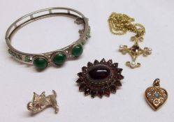 A packet of assorted Jewellery Items, including Cat Charm; Garnet-set Brooch; Garnet and Pearl-set