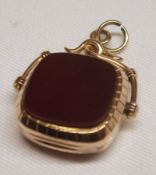 An unusual yellow metal Pendant in the form of a Fob having Agate panels to back and front, hinged