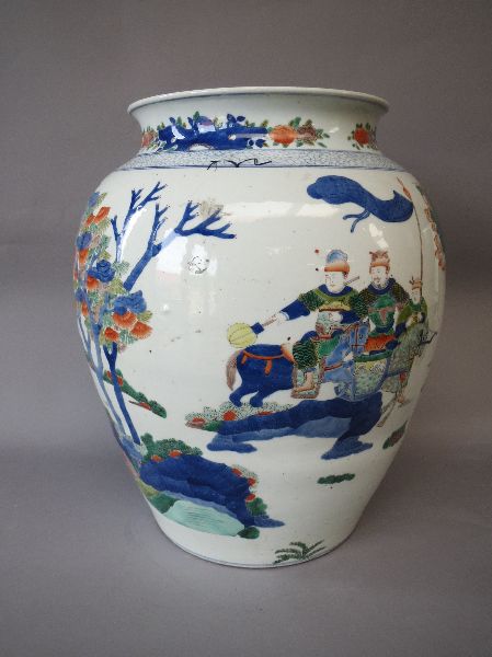 Large decorative Chinese porcelain ovoid vase decorated with mounted warriors, in the famille