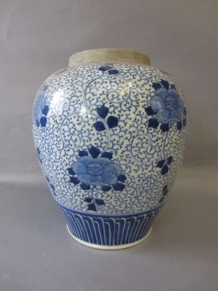 Large blue & white ginger jar (lacks lid) with dark blue floral decoration 33h