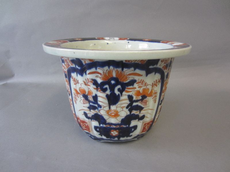 Oriental jardiniere with ribbed sides decorated in the Imari palette 17h