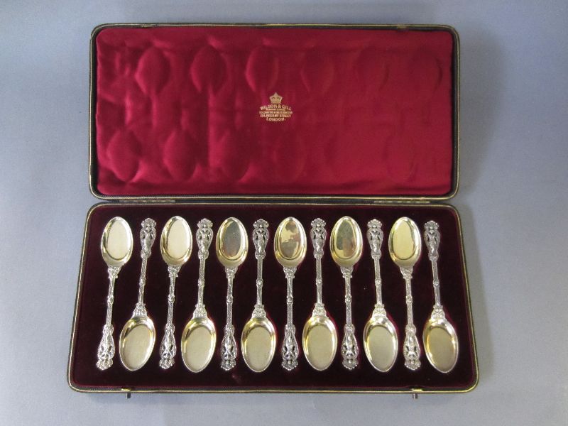 Set twelve hallmarked silver tea spoons in original leather fitted case 11 ozt