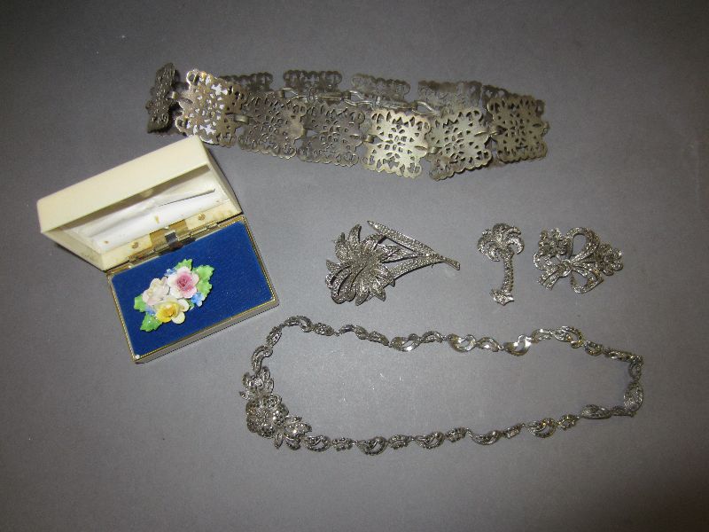 Collection of five pieces of costume jewellery