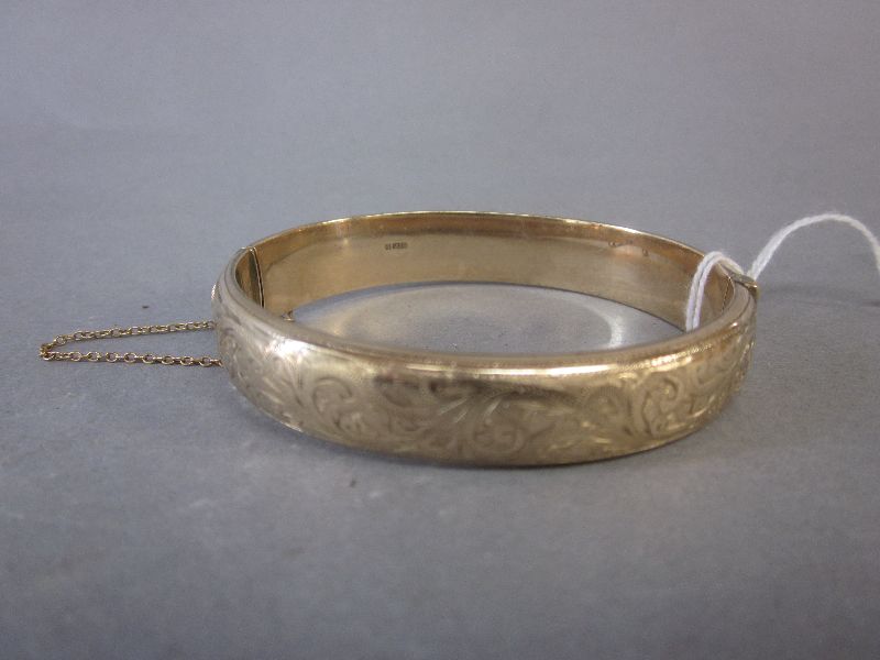 9ct gold hinged bangle