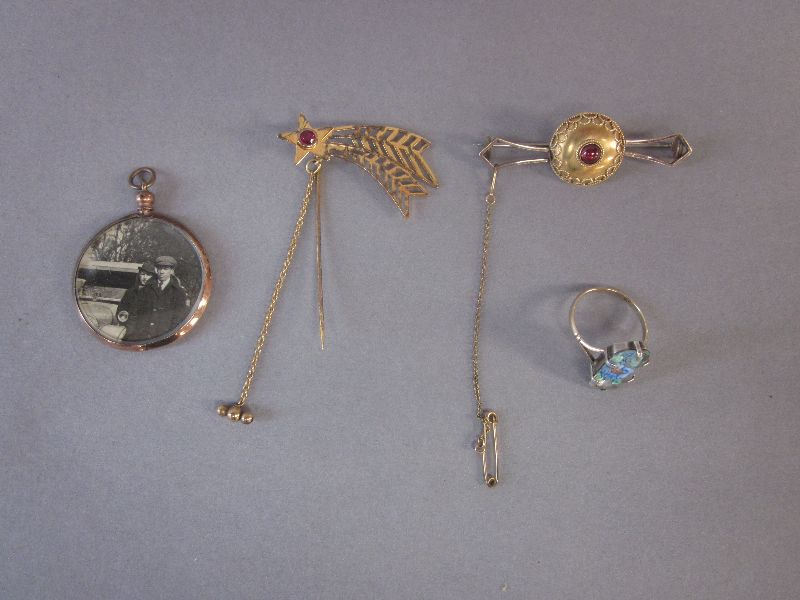 9ct Gold brooch, 9ct ring & gold pendant & silver gilt pin