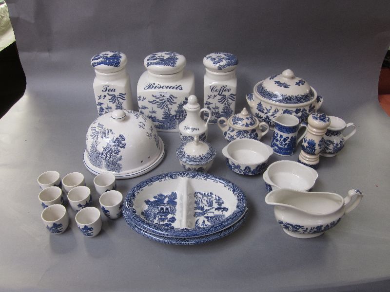 Large collection of willow pattern blue & white kitchen ware (40)
