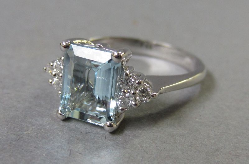 18 ct aquamarine and diamond  ring