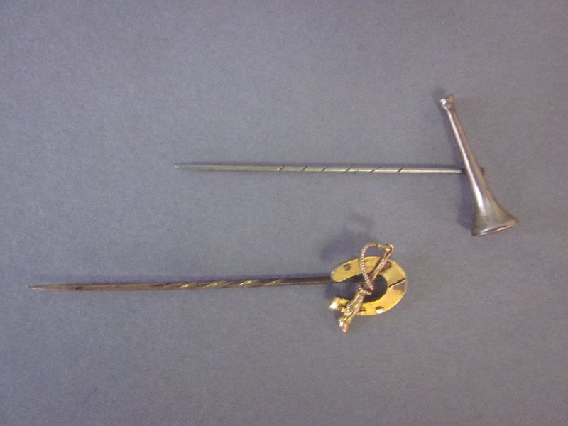 9ct Gold tie pin inform of a horse shoe & whip & tie pin inform of a hunting horn