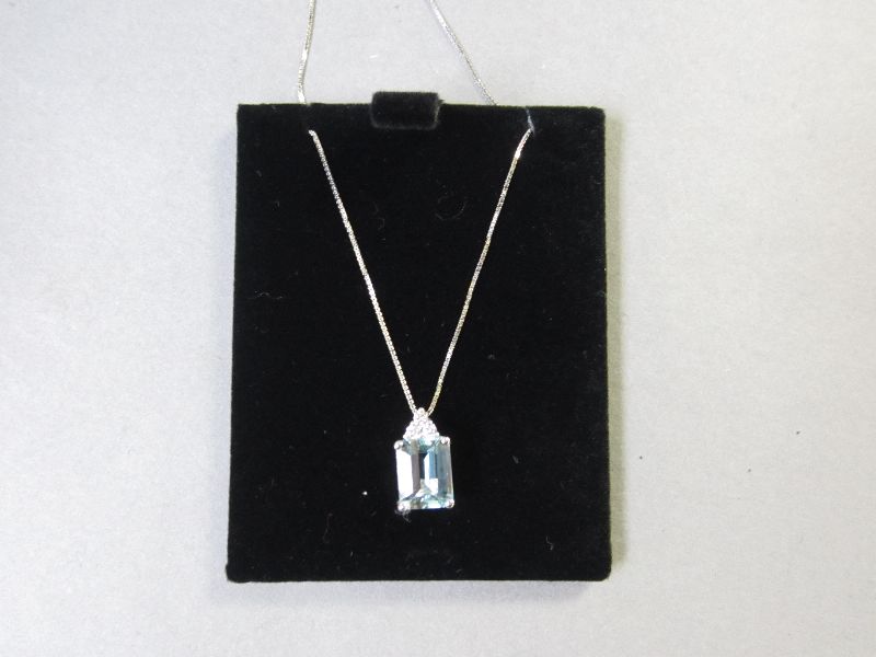 Aquamarine pendant with Diamond top including 18ct chain