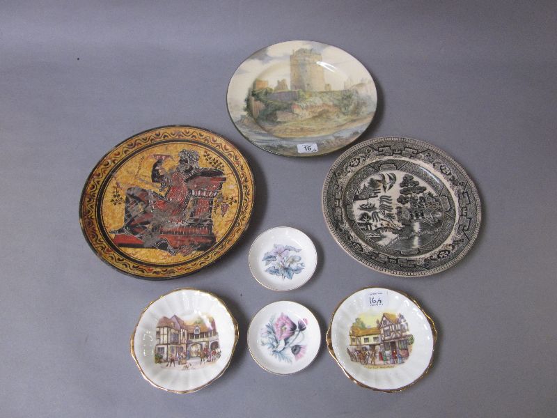 Collection of assorted ceramic plates to include Royal Doulton & Worcester (7)