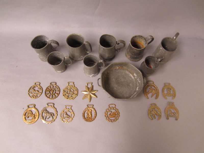 Collection of Victorian & later pewter bowls & a small collection of C19th & later horse brasses