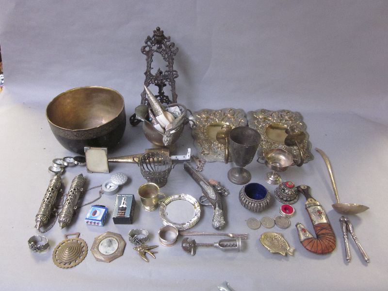 Collection of brass & mixed metal items to include eastern knives, metal mounted shelves etc