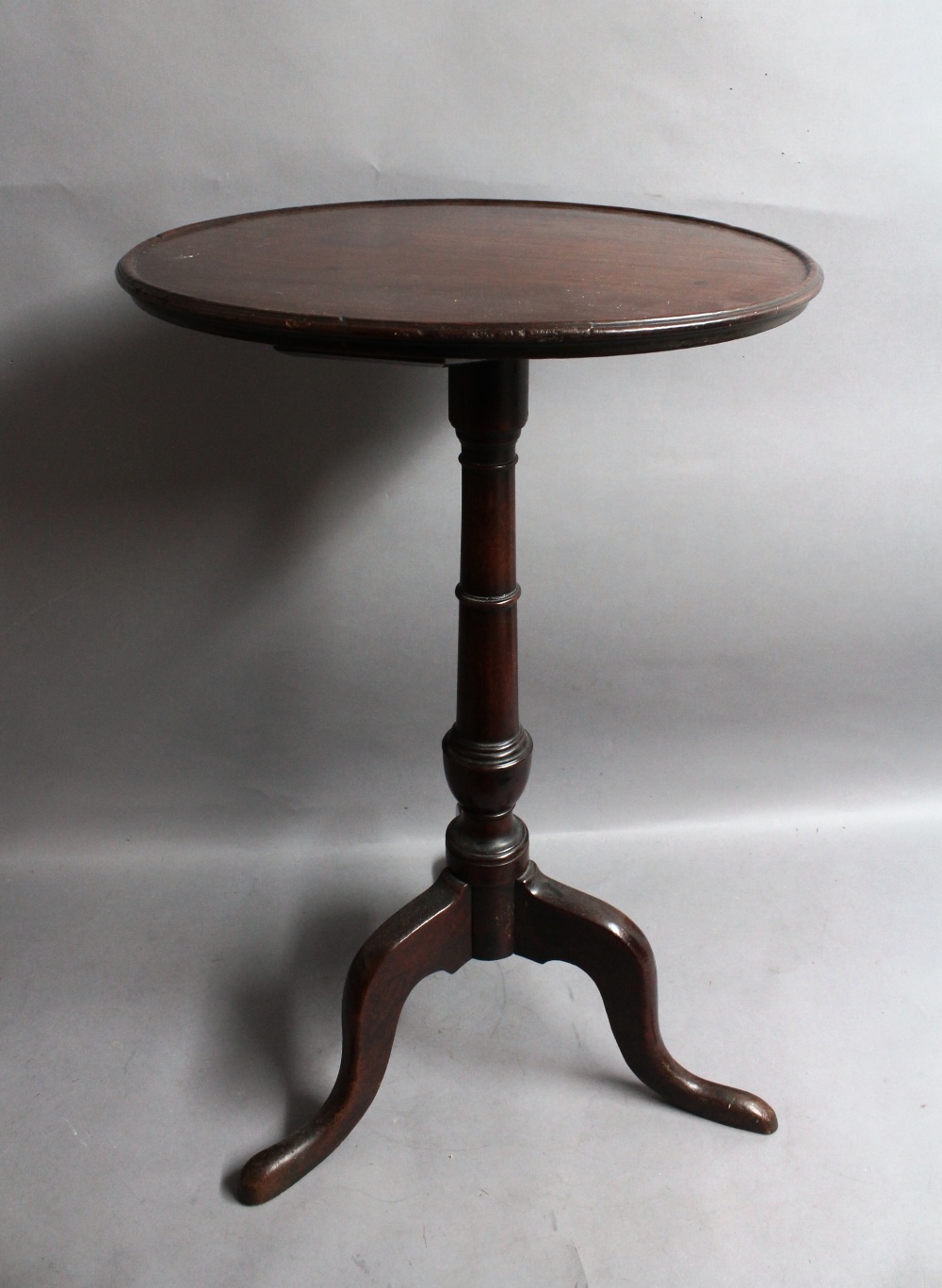 A George III mahogany tripod occasional table, the top 46cm diameter.