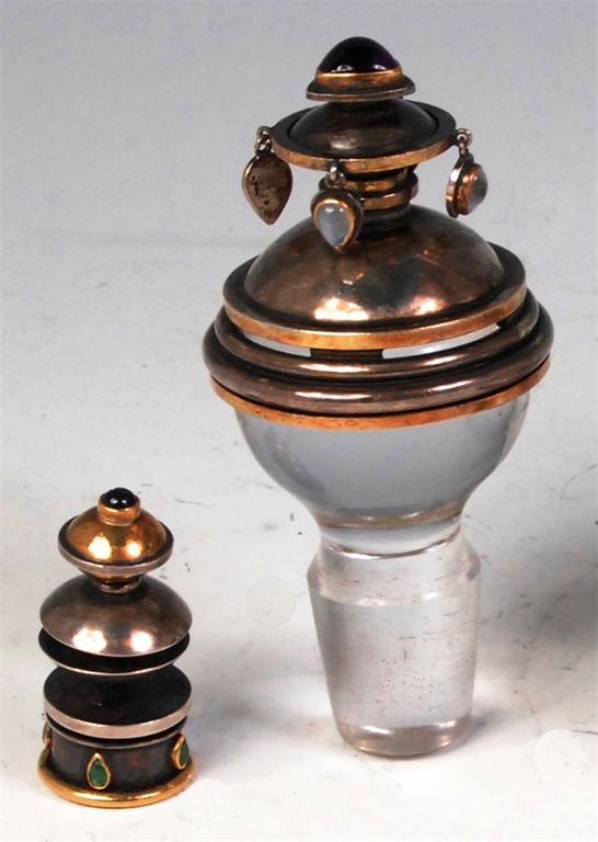 A circa 1900 glass decanter stopper, mounted with white metal, having centre cabochon amethyst and