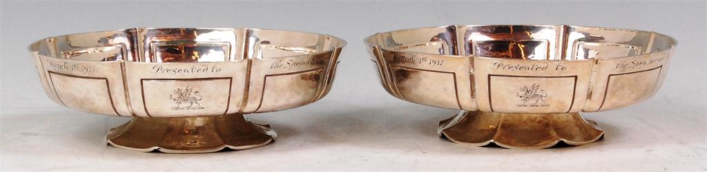 A pair of good quality silver comports by William Comyns, of squat slightly lobed circular form with