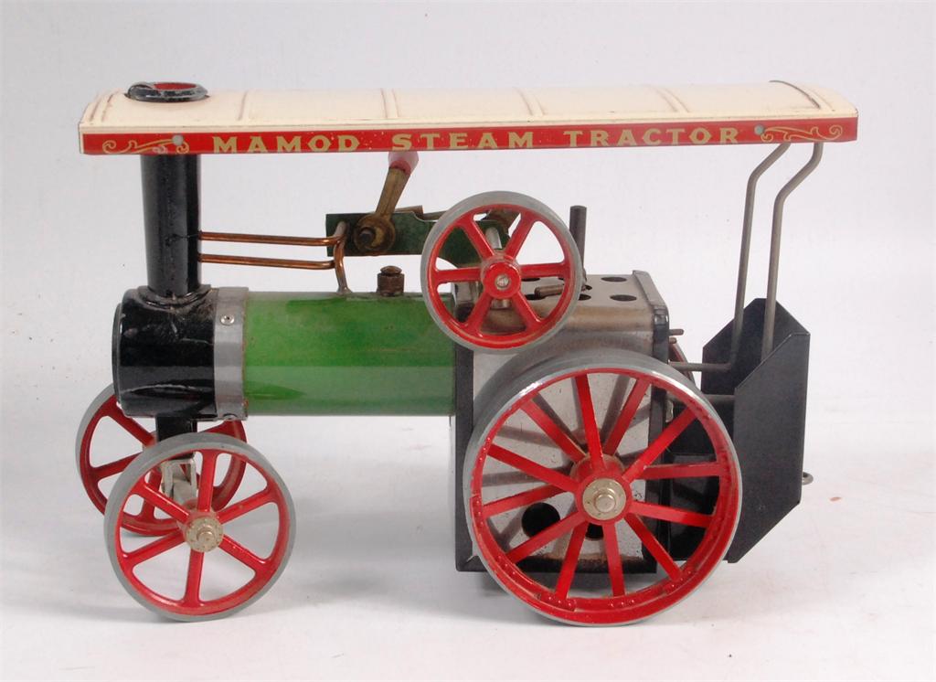 Mamod TEI traction engine with spirit burner, missing remote steering rod and drive belt, damaged