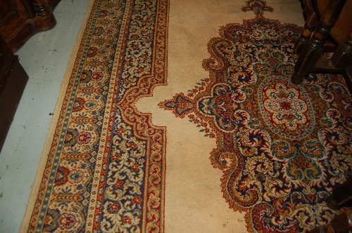 Modern machine woven Persian design carpet