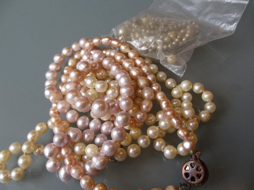 Bag containing four various single row pearl necklaces