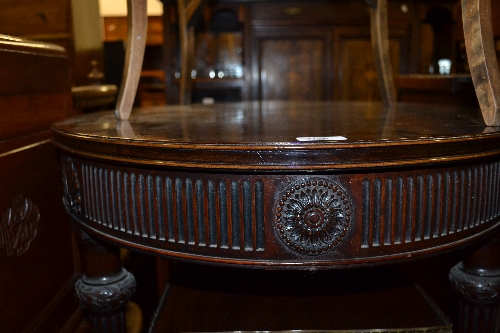 Good quality Edwardian mahogany oval occasional table, the quarter veneered top above a moulded