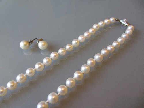 Cultured pearl necklace with silver clasp, together with a pair of similar ear studs