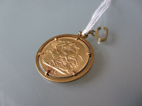 1911 Gold sovereign in a yellow metal pendant mount