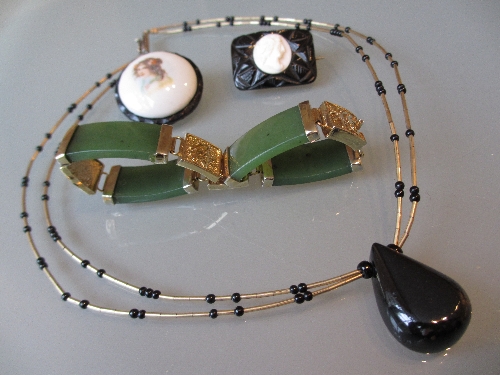 Chinese green stone bracelet, two jet brooches and a necklace