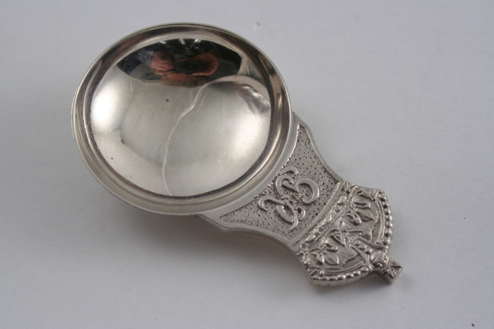 A GEORGE IV CORONATION COMMEMORATIVE CADDY SPOON with a lug handle, by Wakely & Wheeler, London