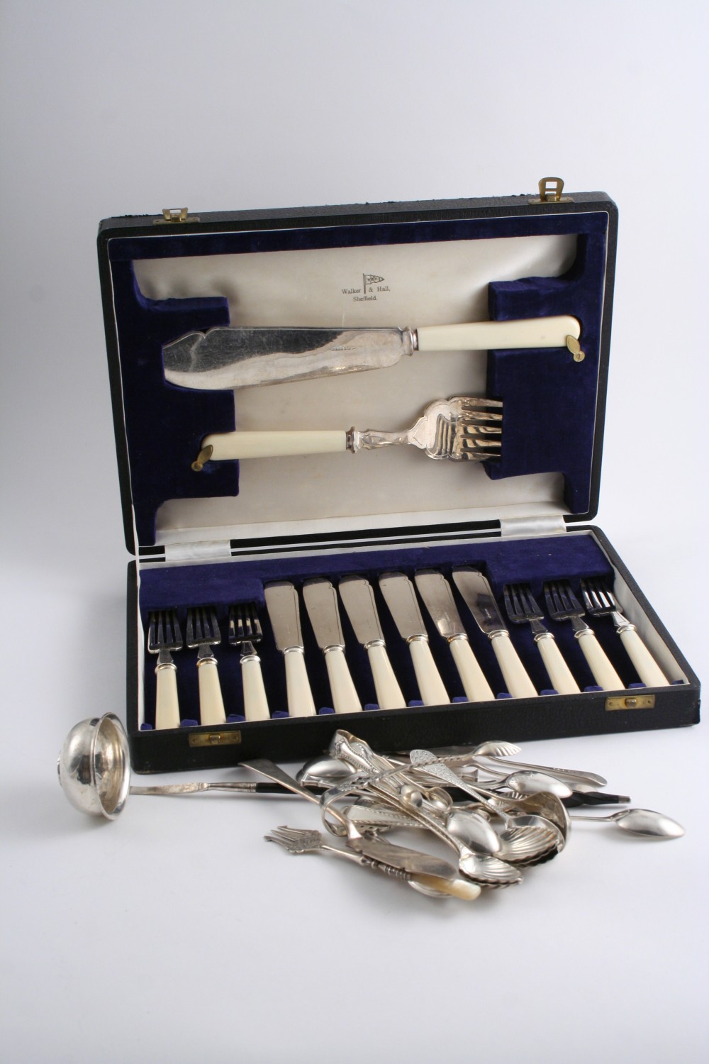 A MIXED LOT OF FLATWARE & CUTLERY Eleven tea spoons, a Russian lemon tea spoon, three butter knives,